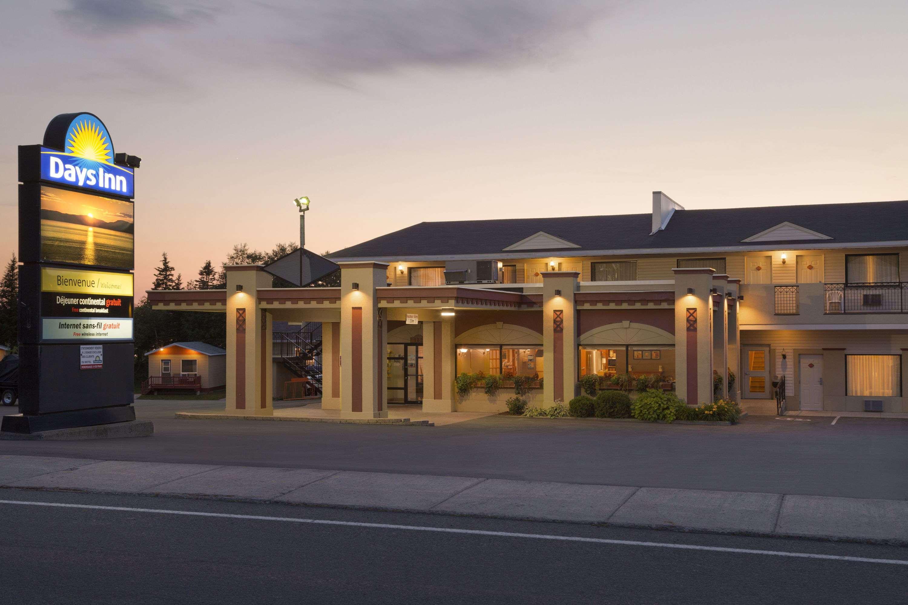 Days Inn By Wyndham Rivière-du-Loup Екстериор снимка