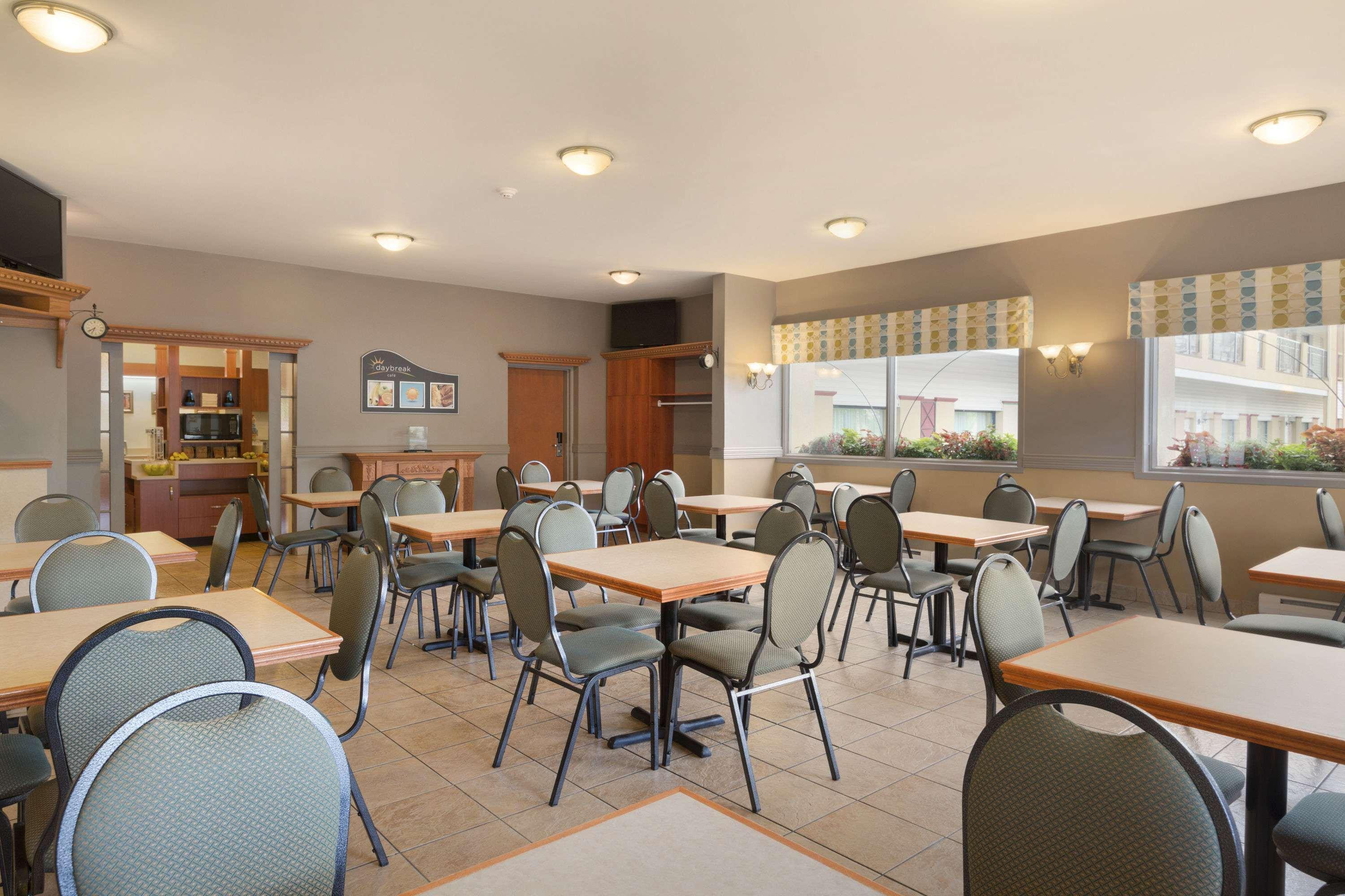 Days Inn By Wyndham Rivière-du-Loup Екстериор снимка